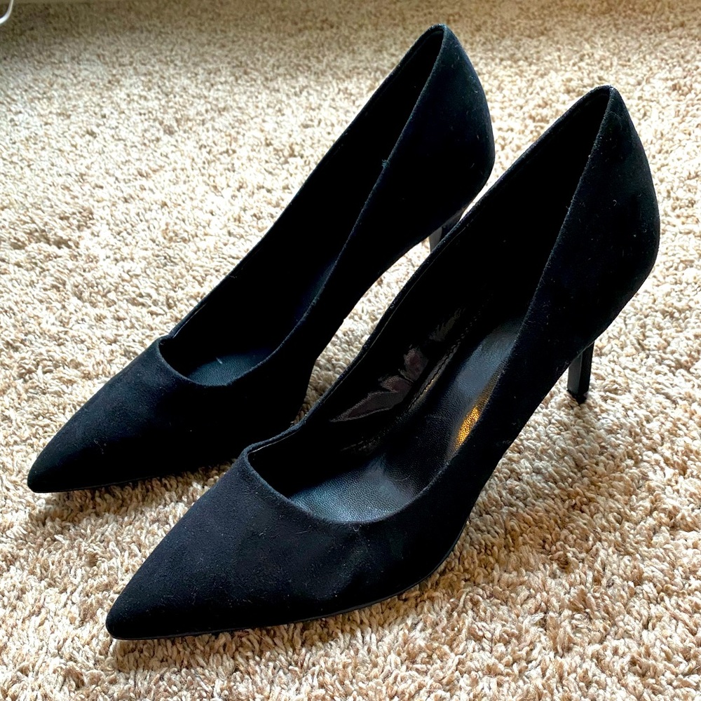Black pumps